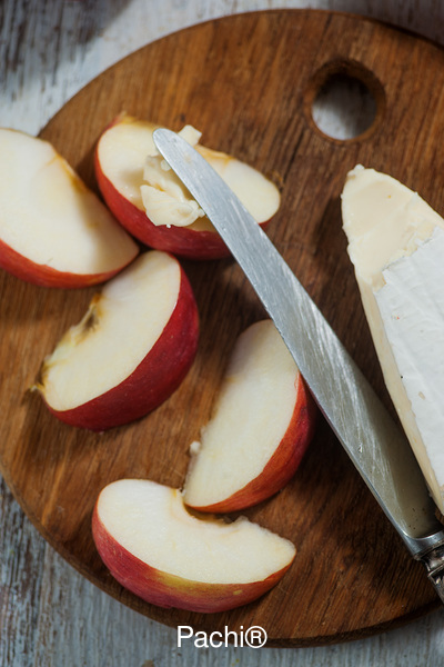 Apple & Brie Snack w walnuts
