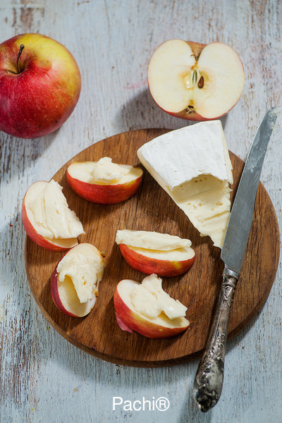 Apple & Brie Snack w walnuts